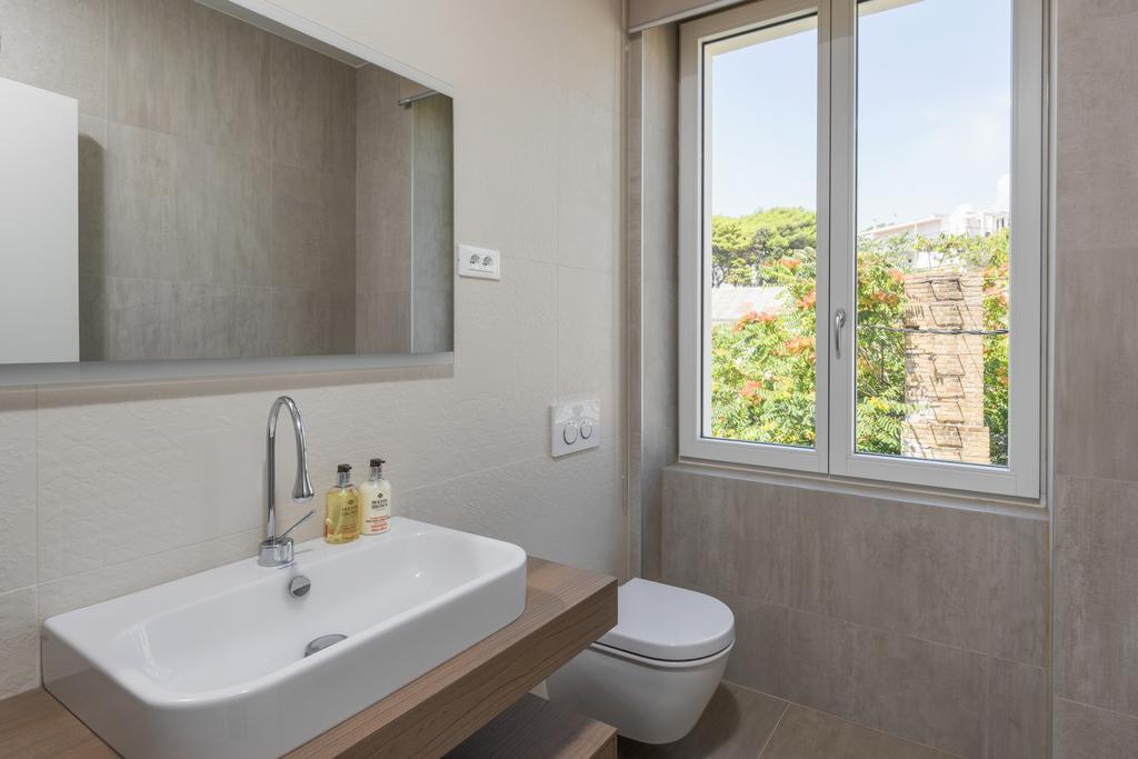 Riva Agava Split Waterfront Apartment Bagian luar foto