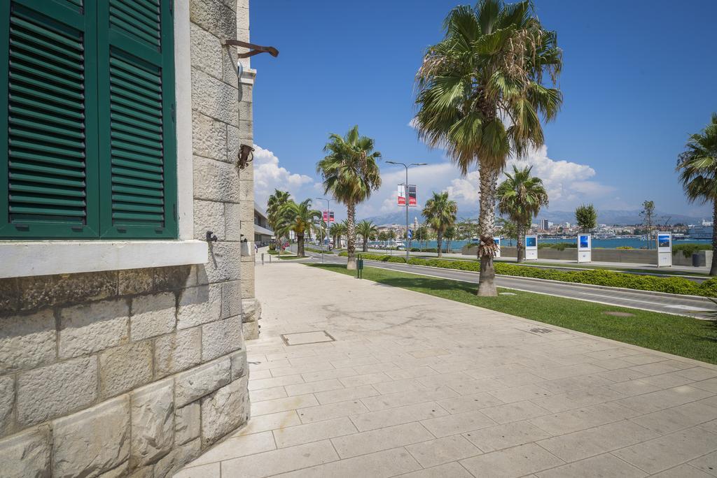 Riva Agava Split Waterfront Apartment Bagian luar foto